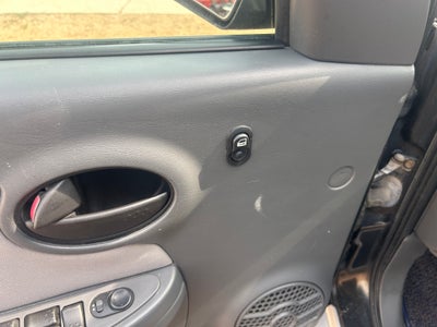 2005 Saturn Ion ION 2