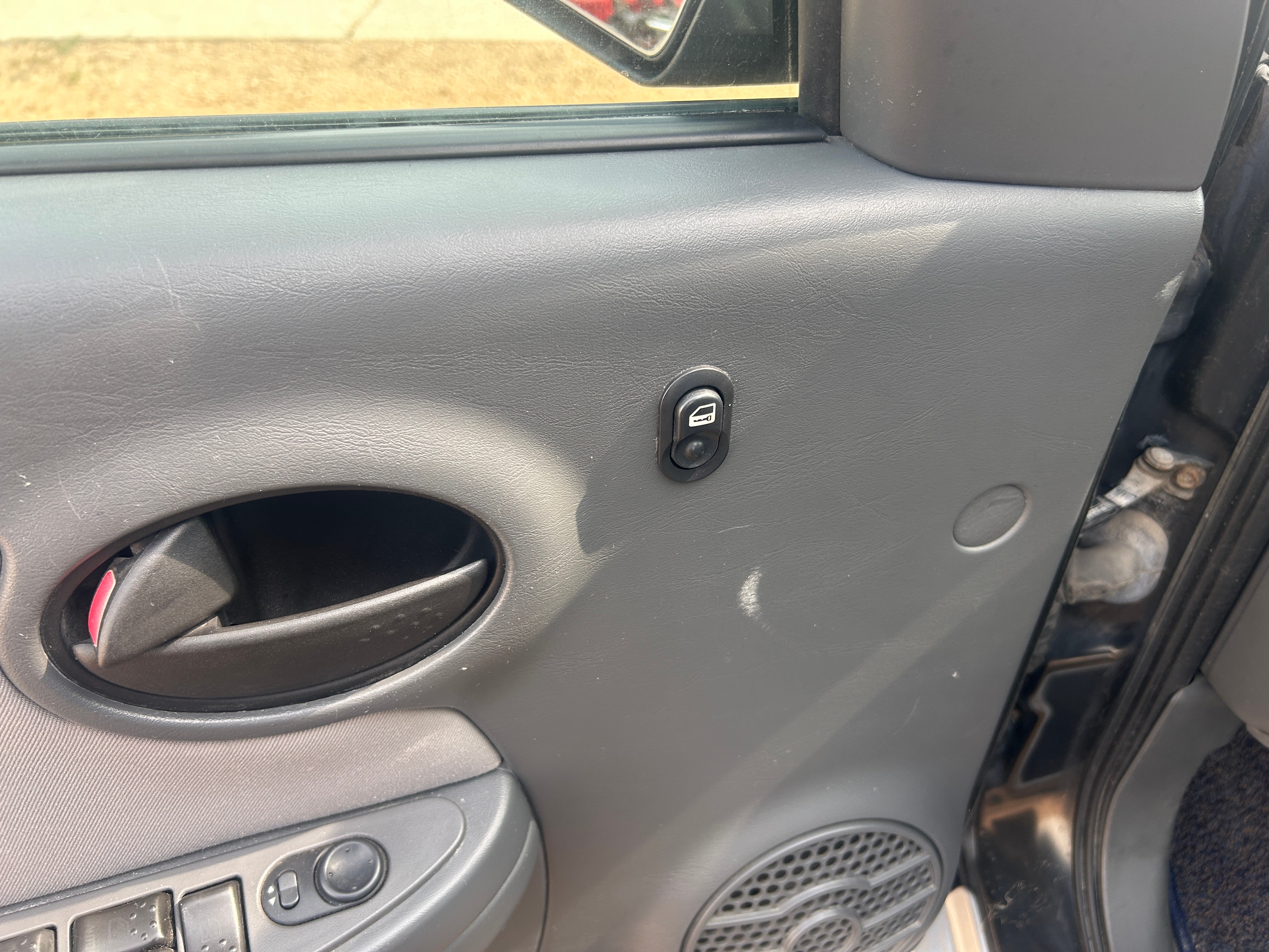 2005 Saturn Ion ION 2