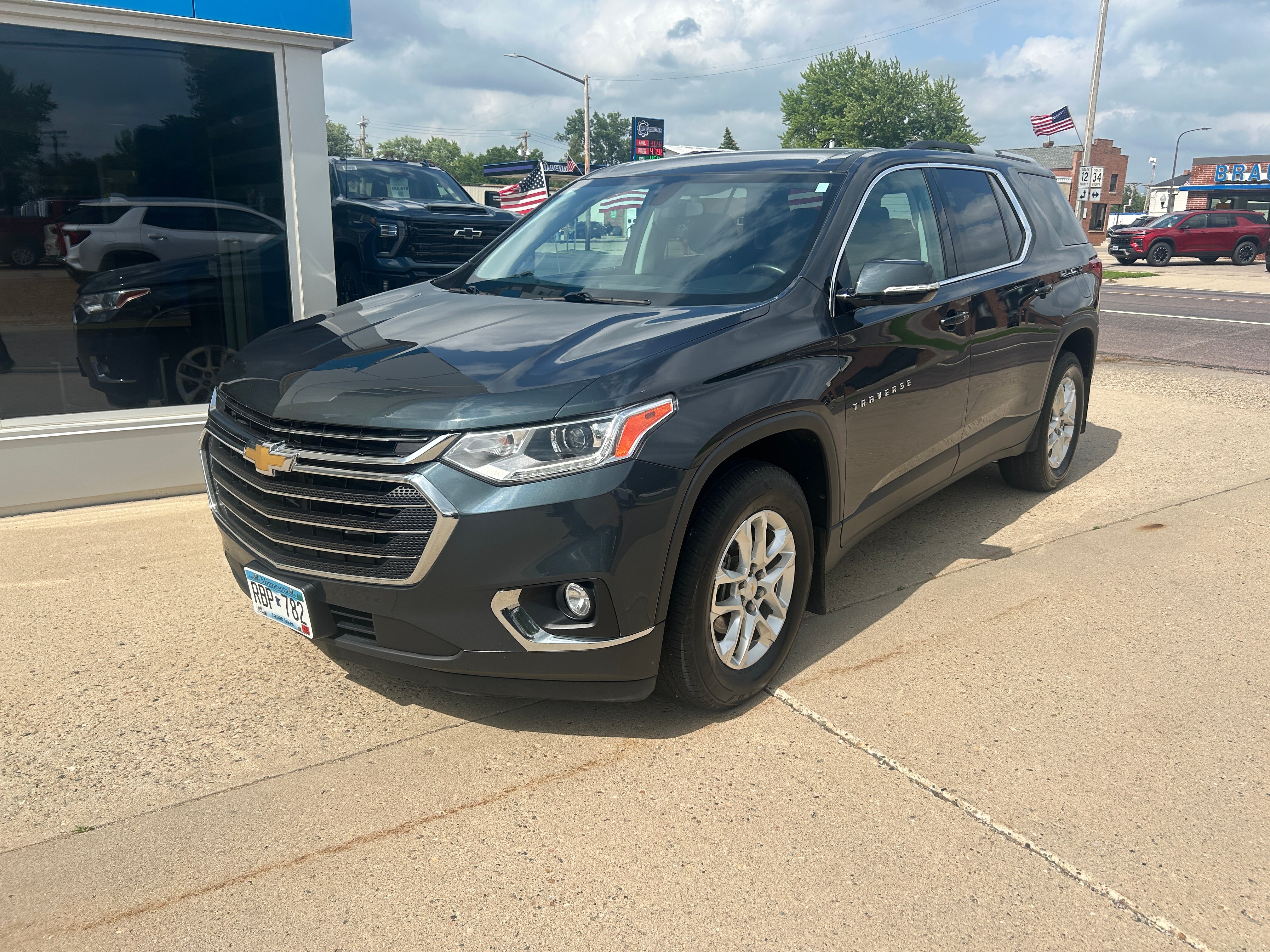 Used 2018 Chevrolet Traverse 1LT with VIN 1GNEVGKW2JJ103084 for sale in Arlington, Minnesota
