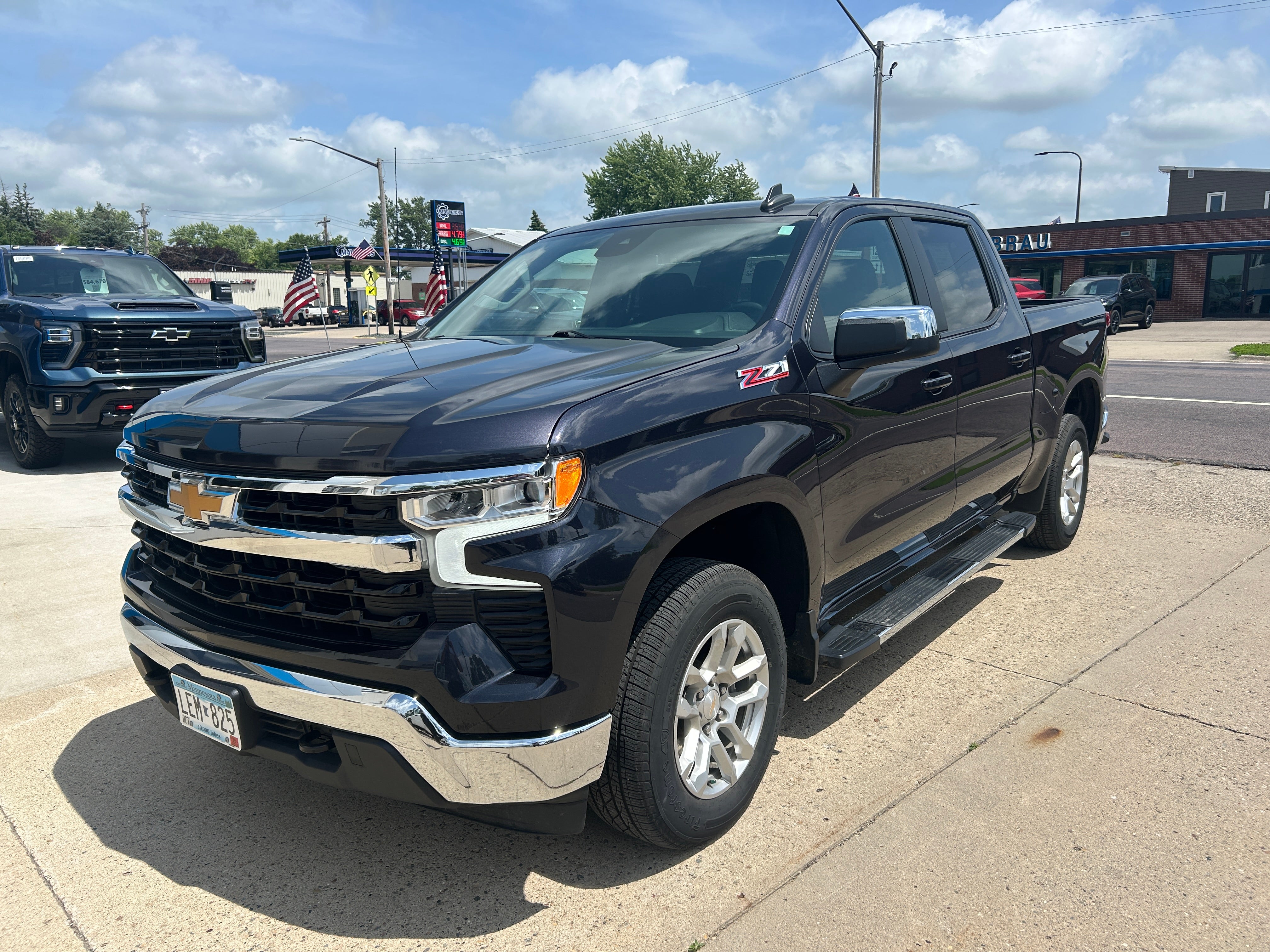 Used 2023 Chevrolet Silverado 1500 LT with VIN 2GCUDDED8P1154379 for sale in Arlington, Minnesota