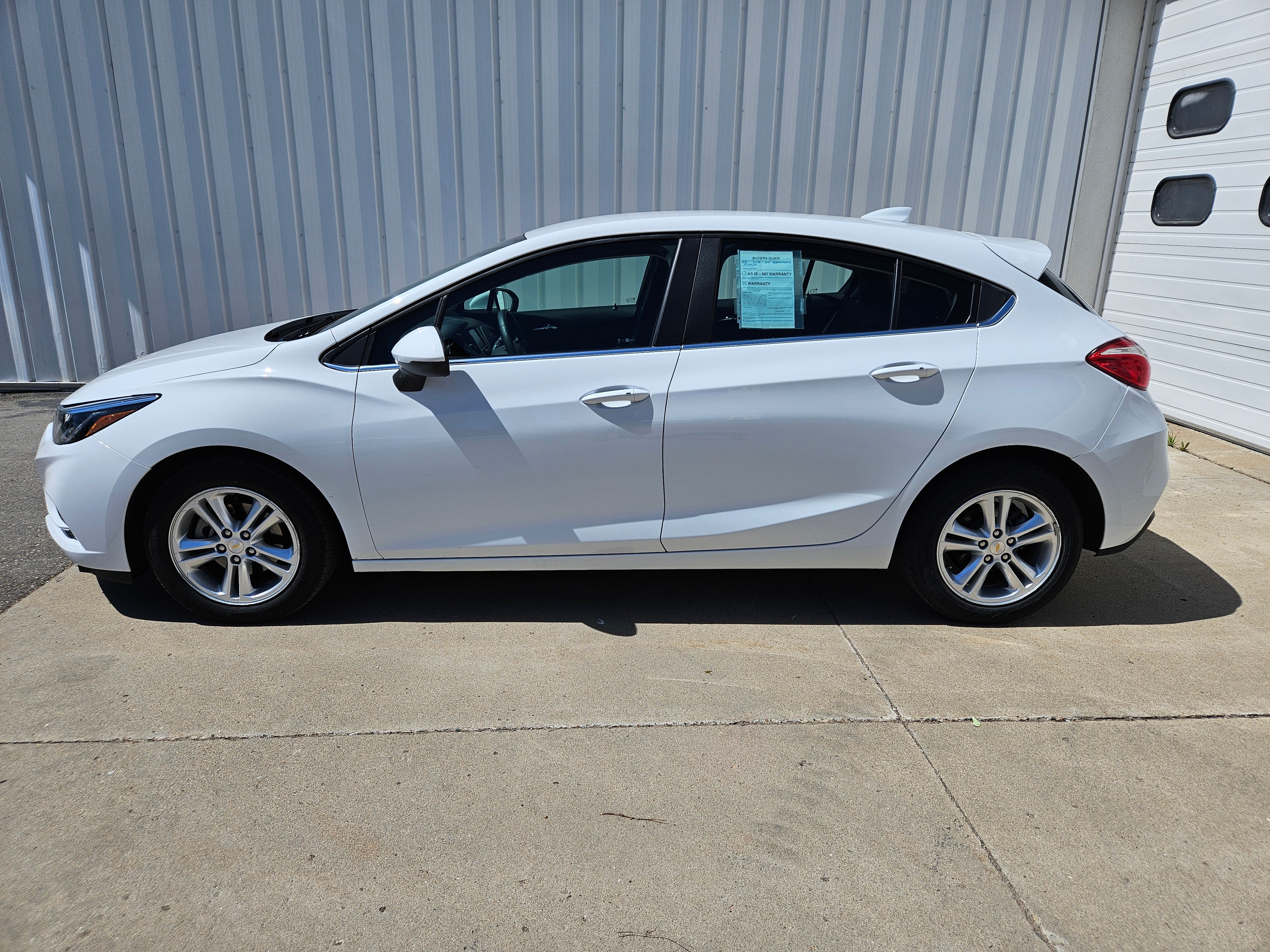 Used 2018 Chevrolet Cruze LT with VIN 3G1BE6SM7JS639198 for sale in Arlington, Minnesota